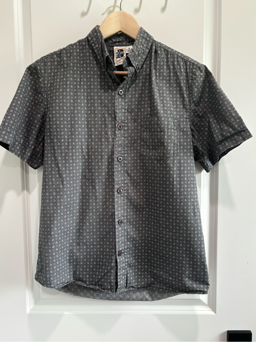 Vintage Men's Short-Sleeve Button-Down Shirt in Charcoal with paisley print